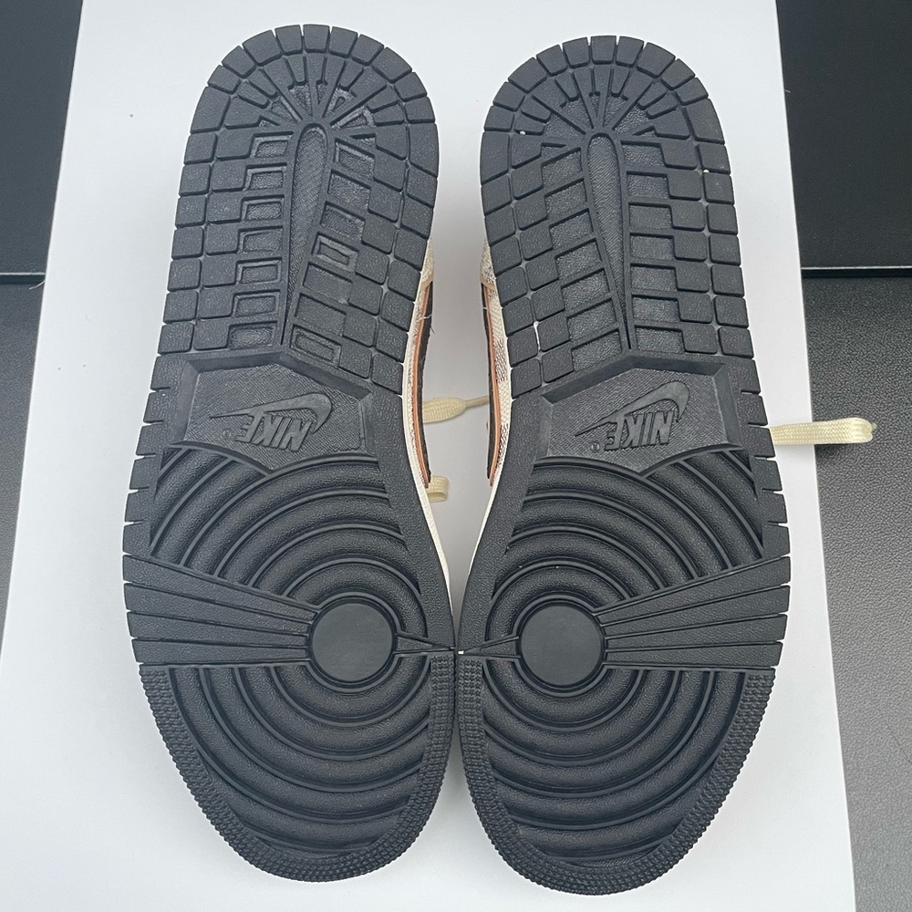 Louis Vuitton Men’s Low-Top Sneakers in Beige/Brown - Picture 11 of 11